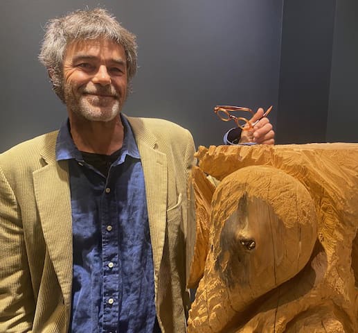 portrait de l'artiste Marc Nucera, sculpteur en arbre