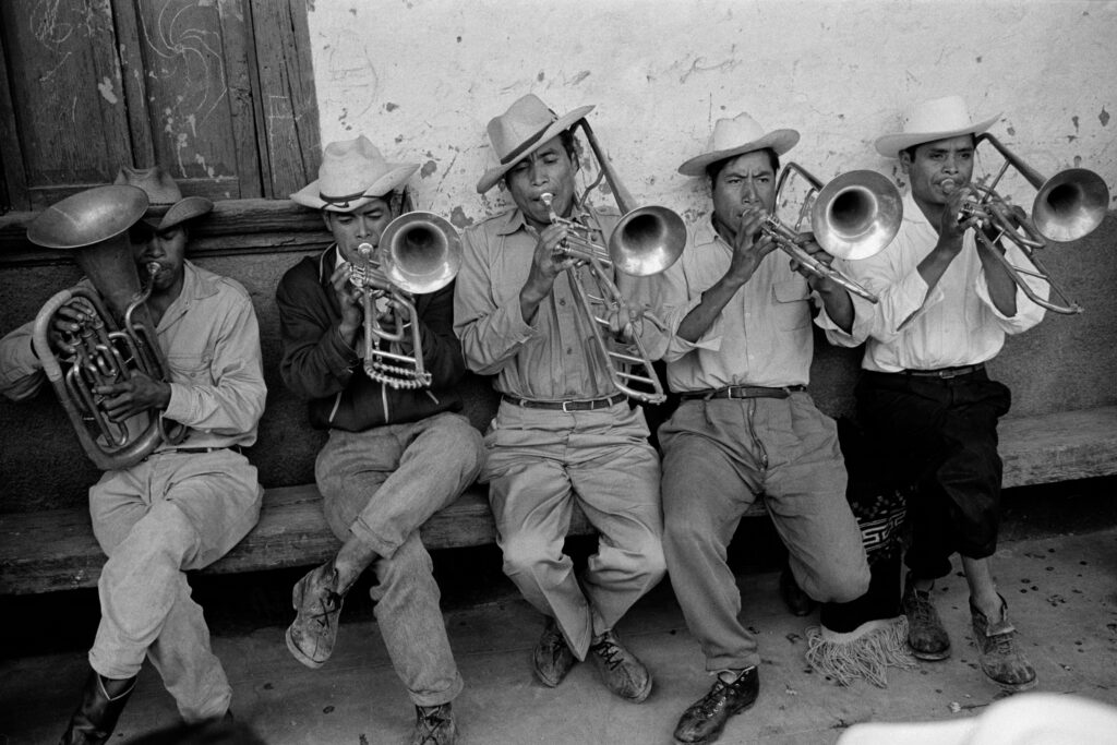 Photographie en noir et blanc de cinq musiciens