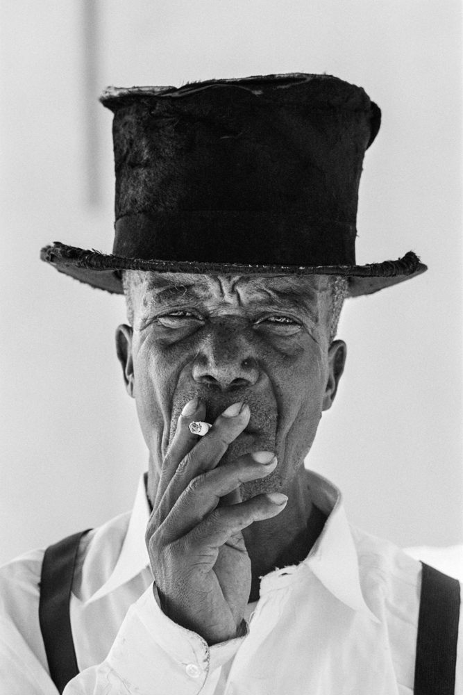Portrait en noir et blanc d'un jazzman avec chapeau et cigarette, à la Nouvelle Orléans