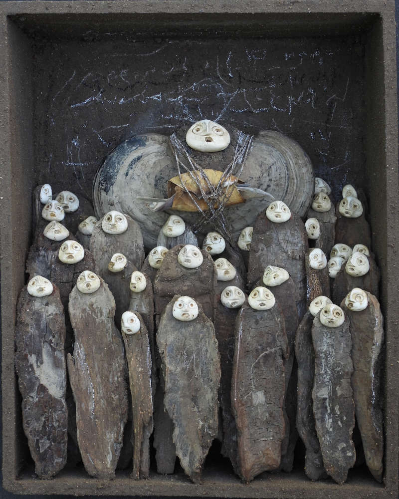 tableau en trois dimensions rassemblant des petits personnages façonnés