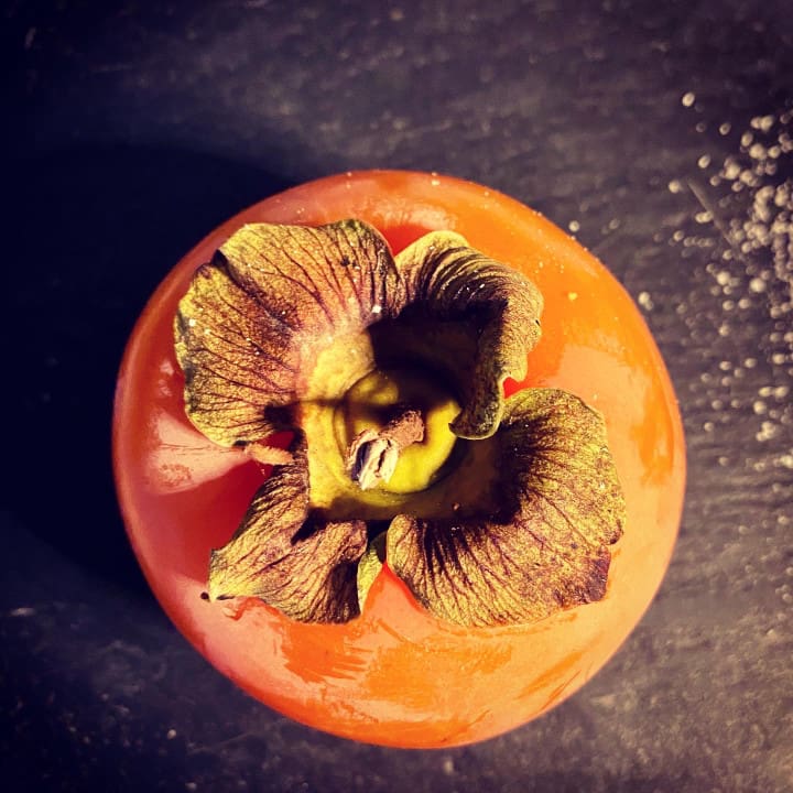 un kaki, fruit typique de la Provence en automne