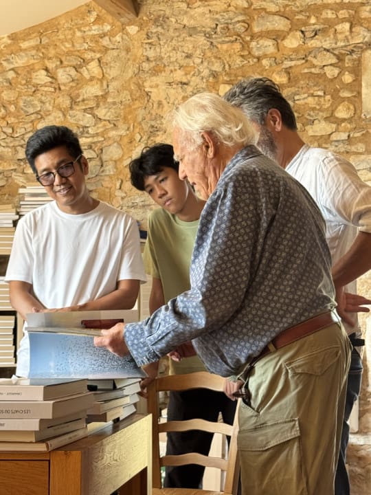 Khin Zaw Latt en visite dans l'atelier du photographe Hans Silvester