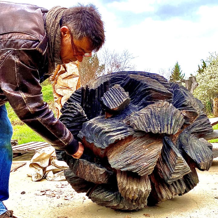 Marc Nucera dans son jardin atelier