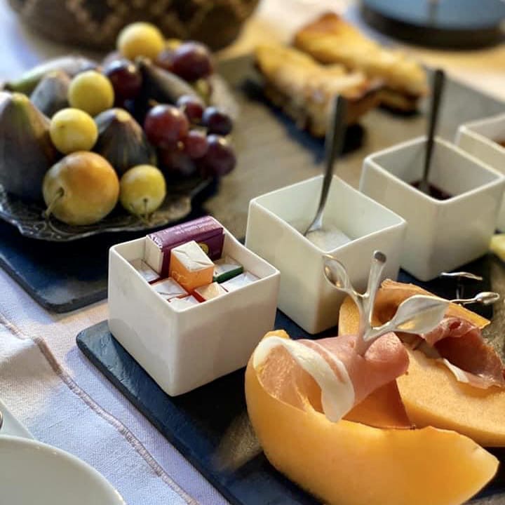 petit dejeuner en automne a la ùaison sur la sorgue