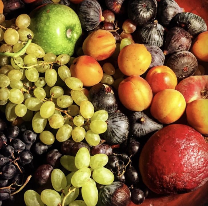 un plateau de fruits d'automne