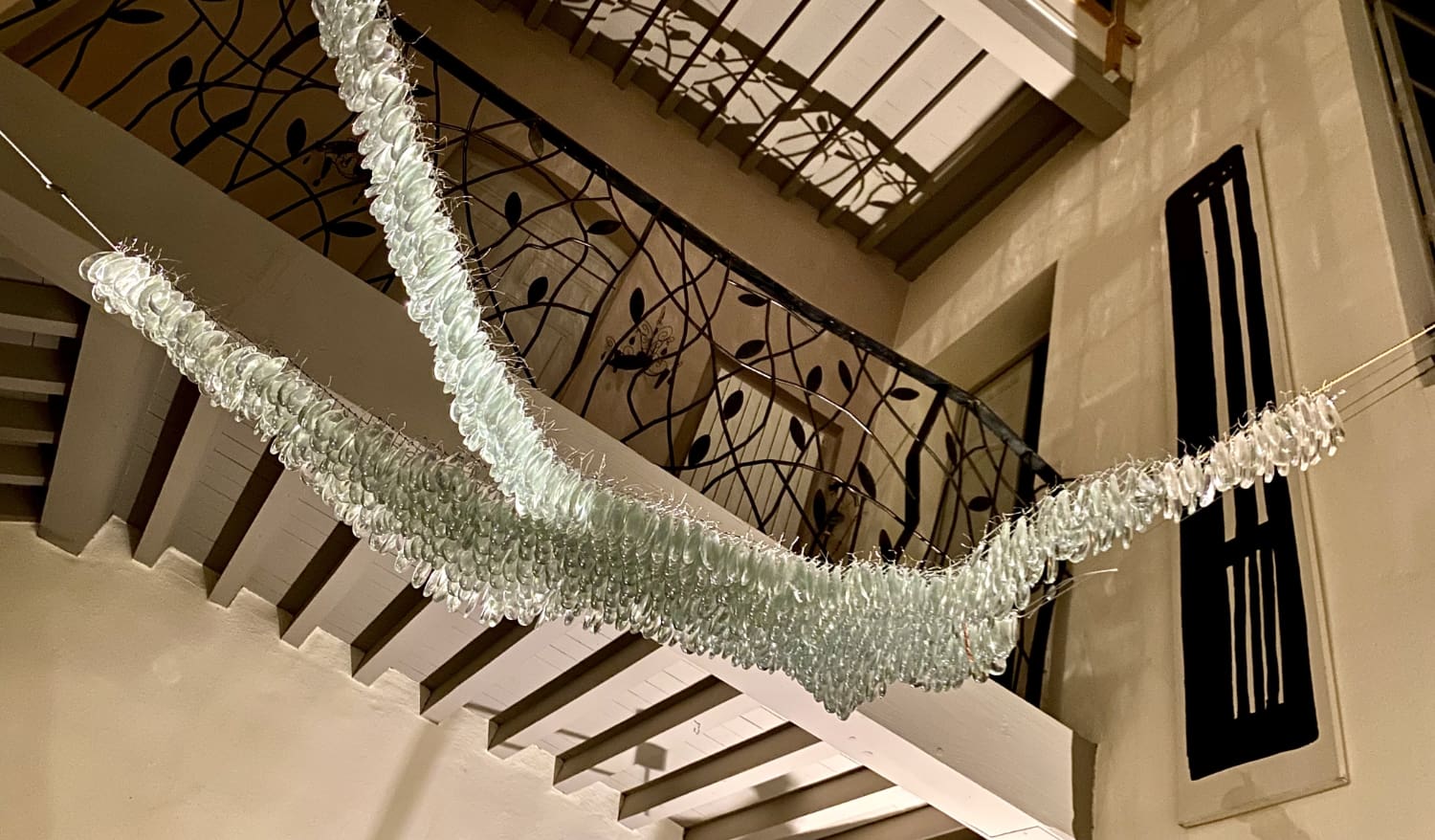 cour intérieure de l'hôtel particulier la maison sur la sorgue avec une œuvre d'art de Christine Ferrer