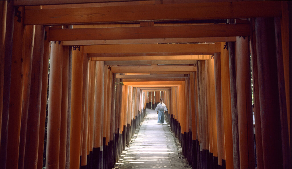 Temple Fushimi Inari à Kyoto en 1968, photo-reportage de Hans Silvester, 1968
